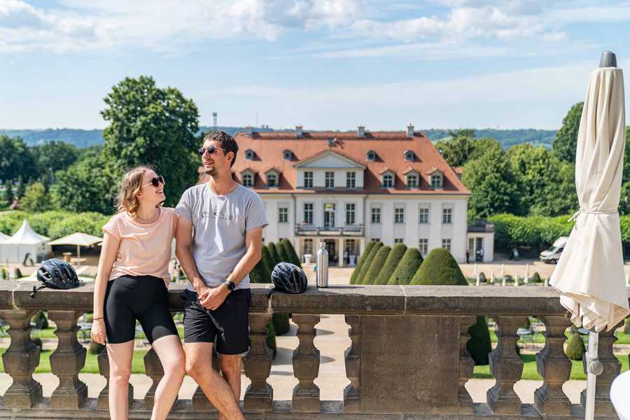 Mit dem Rad vorbei an Schloss Wackerbarth in Radebeul (Foto: Maximilian Semsch)