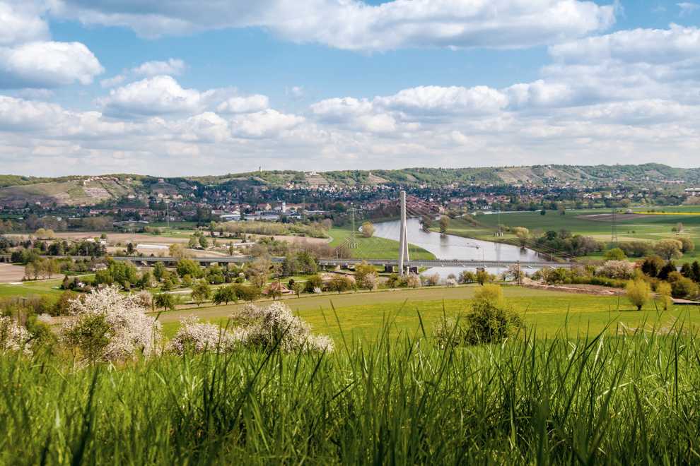 Die Elbe schlängelt sich durch das Tal, eine Brücke führt über den Fluss.