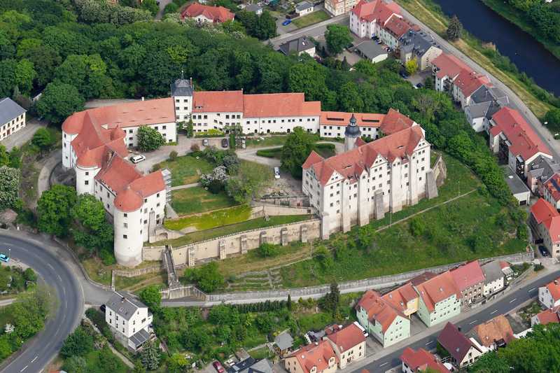 Blick von oben auf eine alte Schloßanlage.