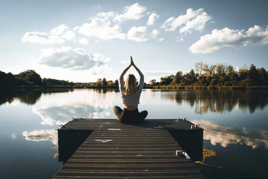 Yoga Am Dippelsdorfer Teich (Foto: Yvonne Seidemann (DML-BY))