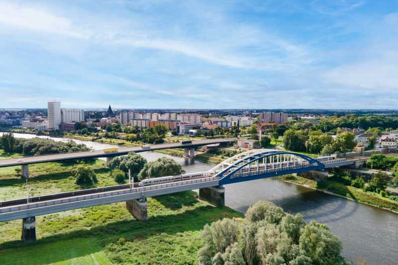 Blick auf Riesa mit seinen zwei Brücken und der Elbe im Vordergrund.